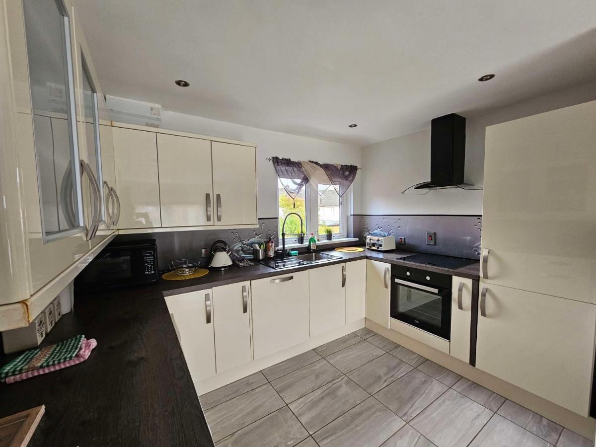 Modern Urban Haven: Stylish Getaway Lejlighed Lisburn Eksteriør billede