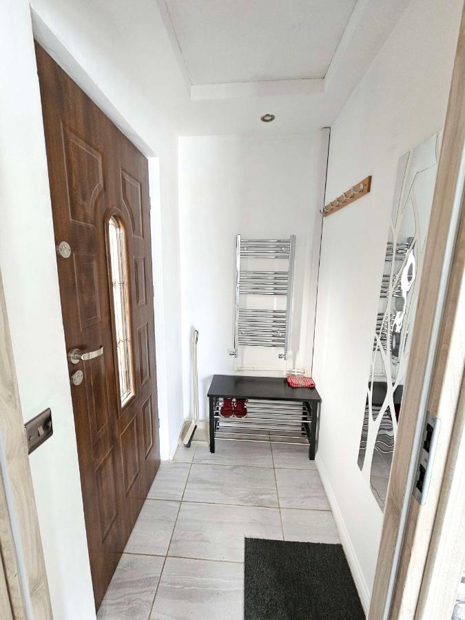 Modern Urban Haven: Stylish Getaway Lejlighed Lisburn Eksteriør billede