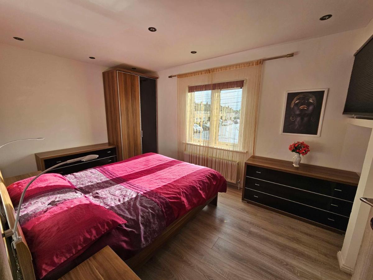 Modern Urban Haven: Stylish Getaway Lejlighed Lisburn Eksteriør billede